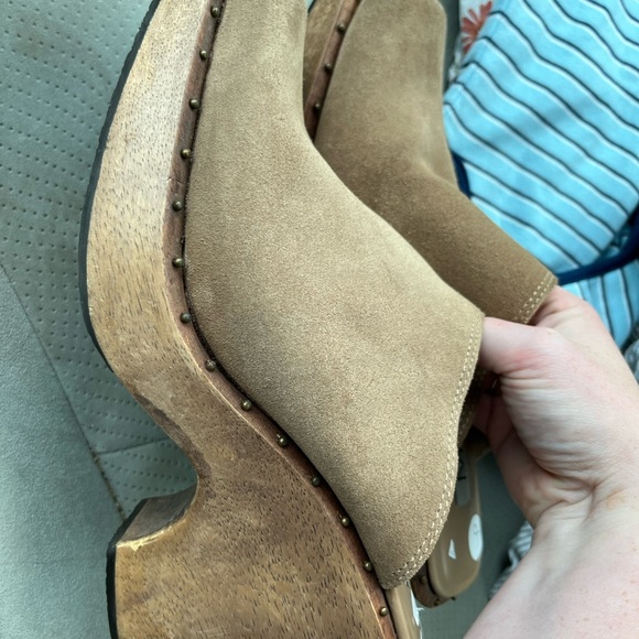 Stylish vintage Tan Clogs for Women - Picture 1 of 10